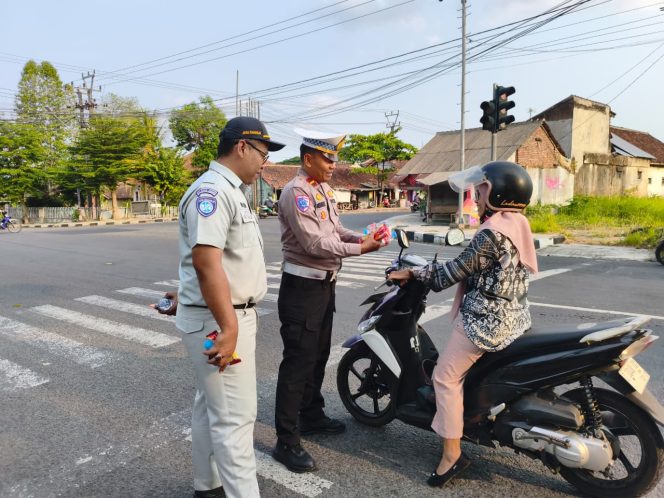 
					Jasa Raharja Bersama Satlantas Polres Ciamis Gelar Aksi Simpatik, Bagikan Souvenir Dan Cokelat Kepada Pengendara