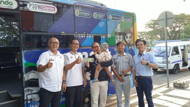 
					Dekatkan Pelayanan Kepada Masyarakat di Akhir Pekan, Jasa Raharja Bandung Dukung Samsat Keliling Soekarno Hatta Minggu Pagi