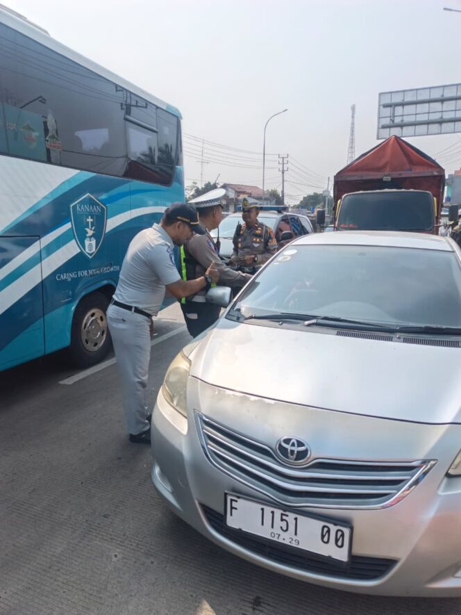 
					Sasar Pengguna Jalan di Exit Tol Bocimi, Samsat Cibadak Perkuat Upaya Peningkatan Kepatuhan Pajak Kendaraan Bermotor