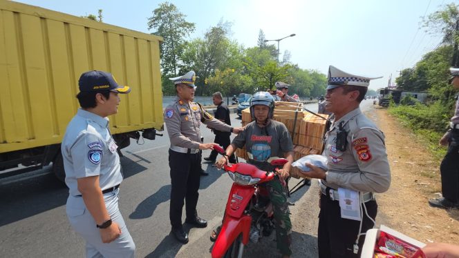 
					Tingkatkan Keselamatan Lalu Lintas, PT Jasa Raharja (Persero) Cabang Cirebon Gencarkan Edukasi Keselamatan Melalui Aksi Simpatik di Daerah Rawan Laka  