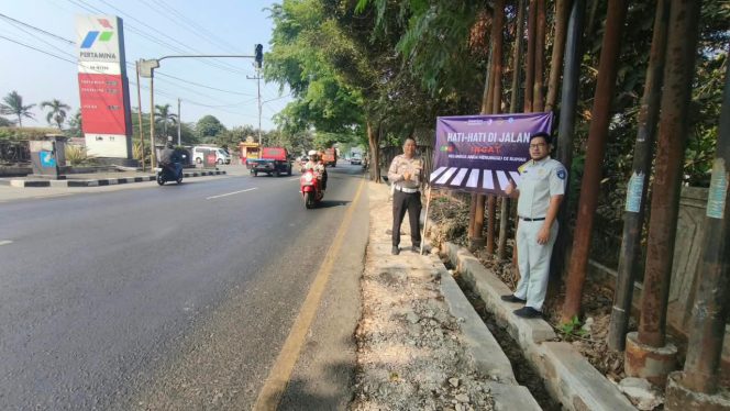 
					Tingkatkan Kesadaran Berlalulintas, Jasa Raharja dan Kamsel Polres Purwakarta Pasang Spanduk Himbauan di Titik Rawan Kecelakaan