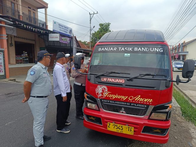 
					Opsgab Samsat Ciamis di Panumbangan 374 Kendaraan Diperiksa, Rp24,6 Juta PKB dan SWDKLLJ Terkumpul